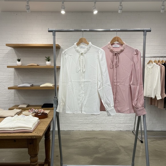 White Satin Blouse with Floral on the Neck - Picture 6 of 7